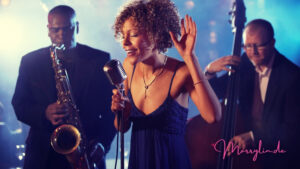 Hübsche dunkelheutige Sängerin mit Band im Hintergrund